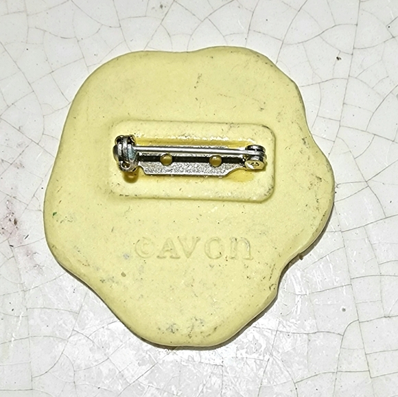 Vintage Avon 1960s-70s buttercream peony flower ceramic brooch - Picture 3 of 4